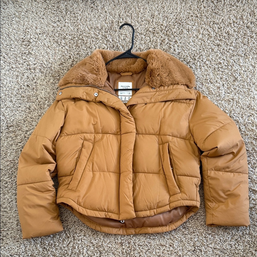 NWOT Abercrombie Puffer Jacket with Faux Fur Collar 🧸
